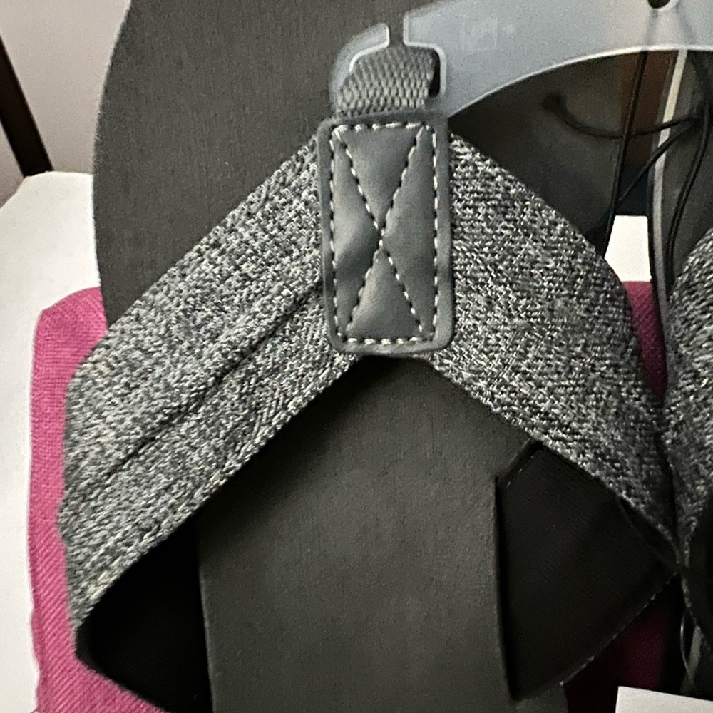 Goodfellow & Co Men’s Grey Flip Flops in Size Small (7/8) - Picture 2 of 10